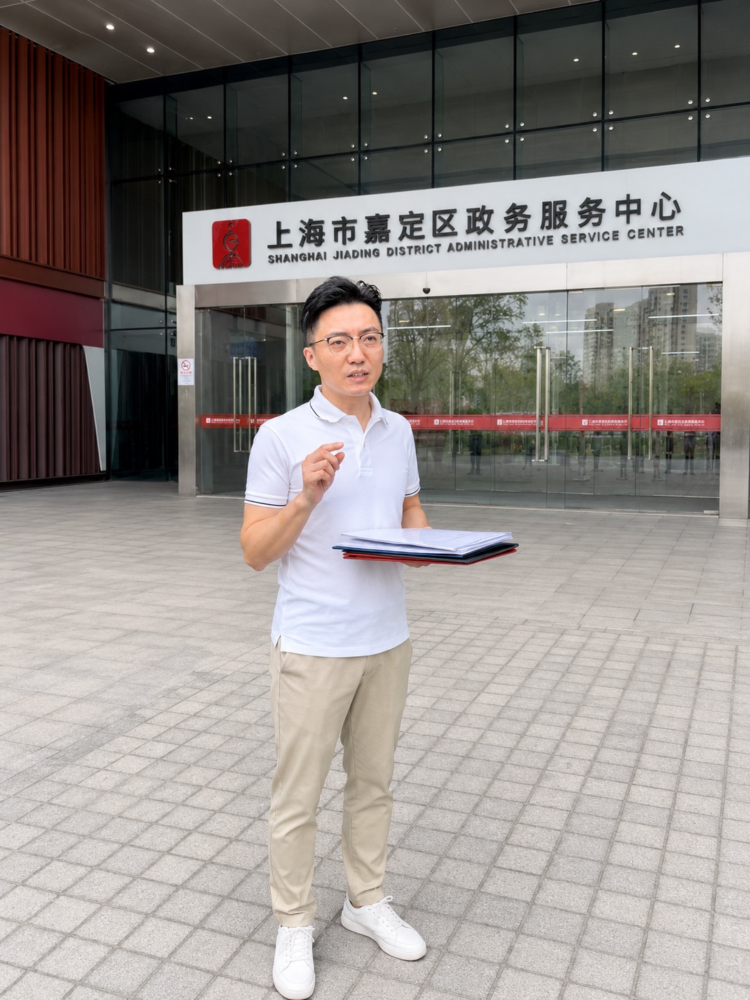 邹老师在政务服务中心现场
